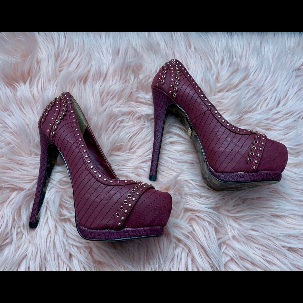 NWOB BURGUNDY GOLD STUDDED HEELS